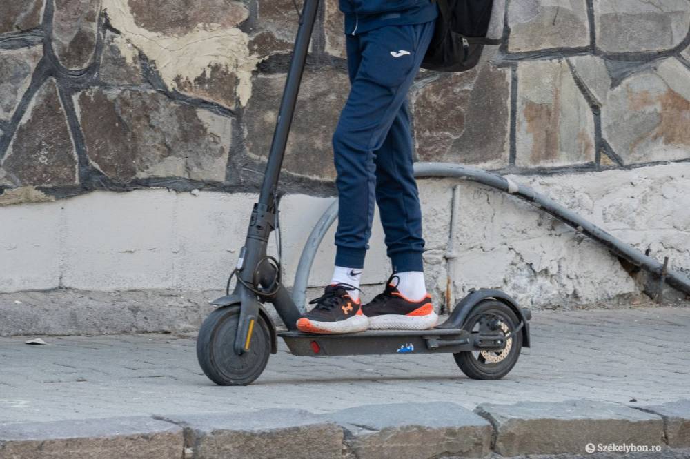 Több ezer lejes bírságot kockáztatnak a biztosítás nélküli elektromos rollerek tulajdonosai