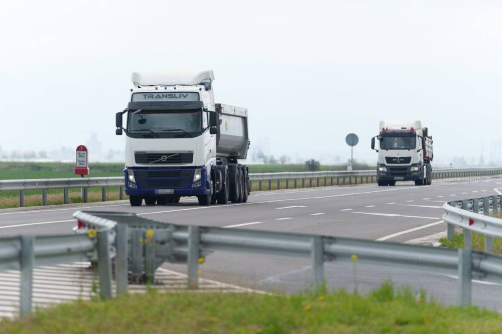 Hőségriadó: korlátozzák a nehézgépjárművek közlekedését négy erdélyi megyében