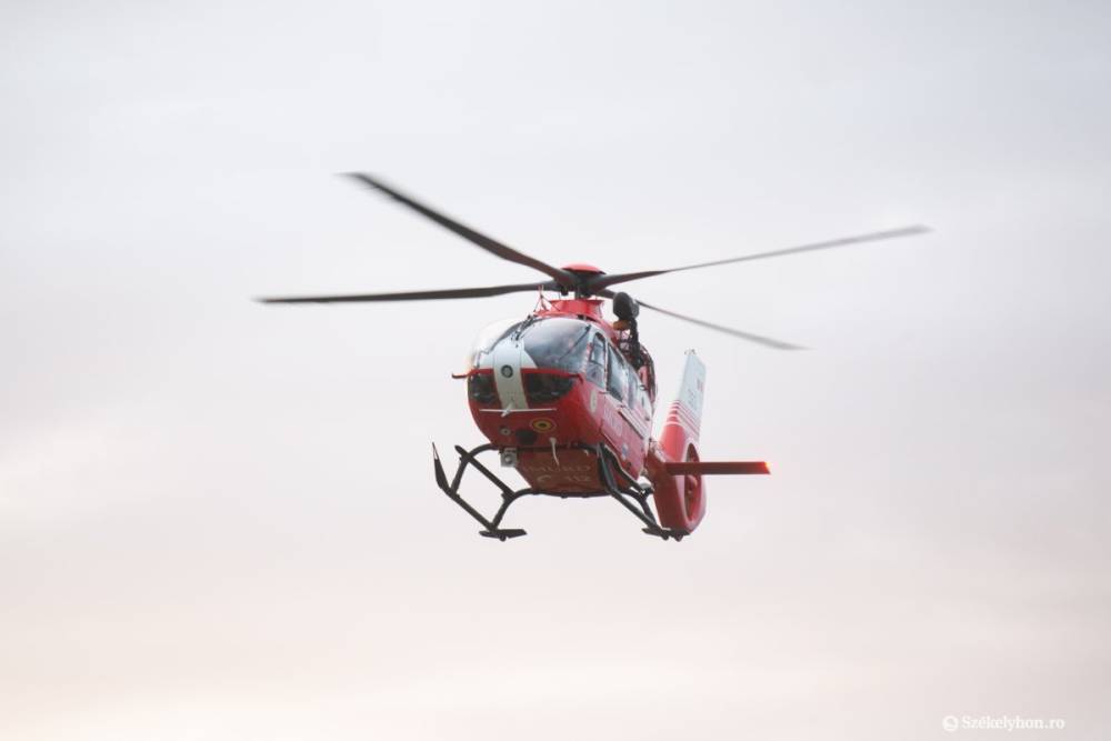 Mentőhelikopterrel vitték kórházba, miután kiemelték a Marosból – frissítve
