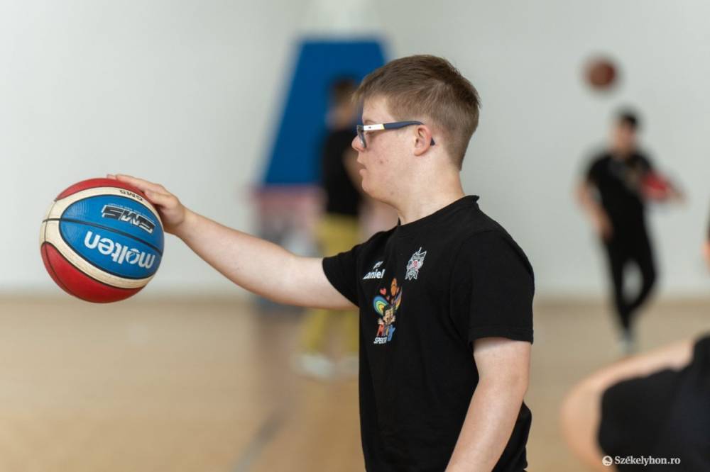 „Van idő” – egy líceumot végzett Down-szindrómás fiú útja az elfogadásig