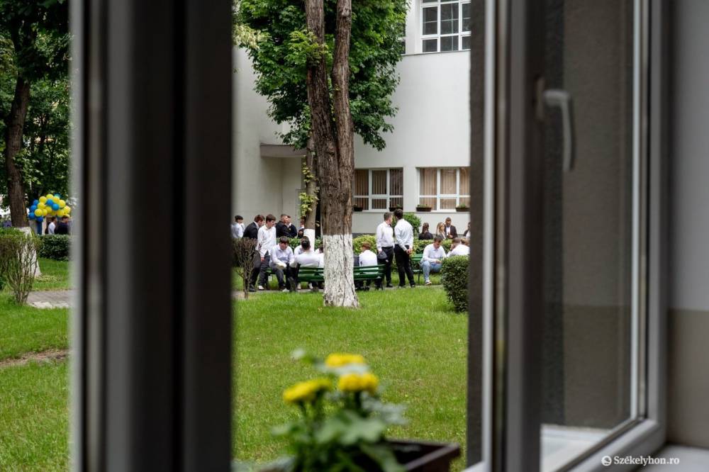 A közvita után dönt a kormány a diákok szociális ösztöndíjáról és a vizsgák megszervezéséről