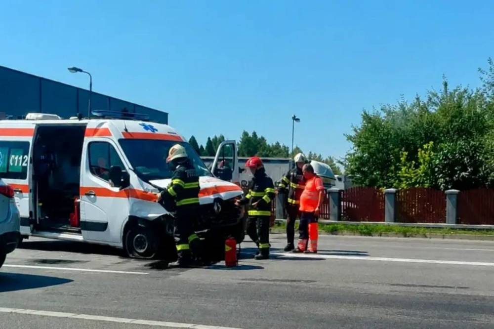 Mentőautó és személygépkocsi ütközött, öten megsérültek
