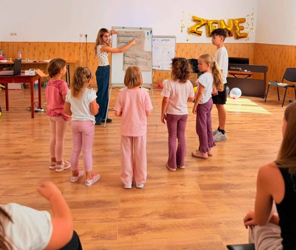 Ahol a gyerekek megtalálhatják saját hangjukat: zenével épít közösséget Széken Vigh Emőke