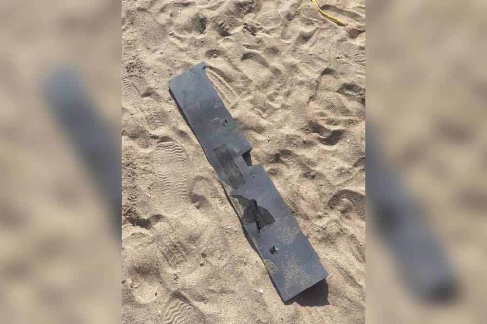 Egy turista emelte ki a vízből a dróndarabot a román tengerparton
