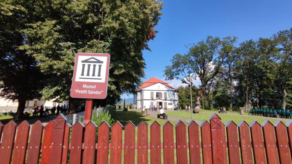 Júlia nászágya, a „vad” gróf és a szerelmes költő nyomában: emlékünnep kuriózumokkal a koltói Teleki-kastélyban