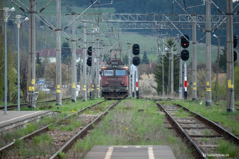 Váratlan baleset miatt vesztegelnek a vonatok Maroshévíz és Ratosnya  között