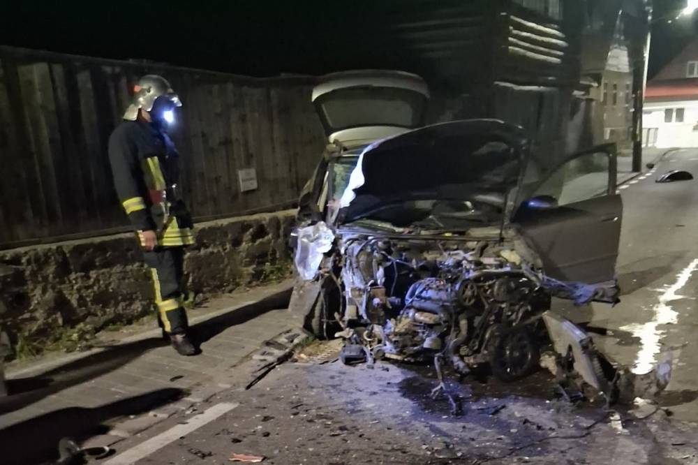 Egy autóroncs, egy megrongált ház és egy rejtély Szentegyházán: még az utas sem tudja, ki vezette a kocsit