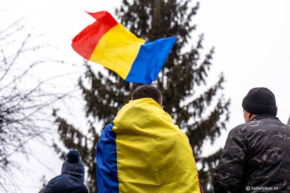 Zászlócsókolgatós tervezet: az RMDSZ náci karlendítést emleget, és arra kéri a pártokat ne szavazzák meg a tervezetet