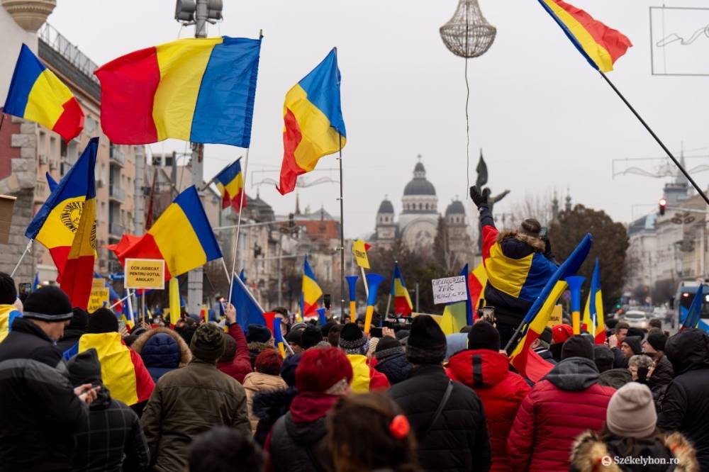 Az AUR politikusa nem érti, mitől lenne diktatúra, ha bírsággal kényszerítenék az embereket a román zászló csókolgatására