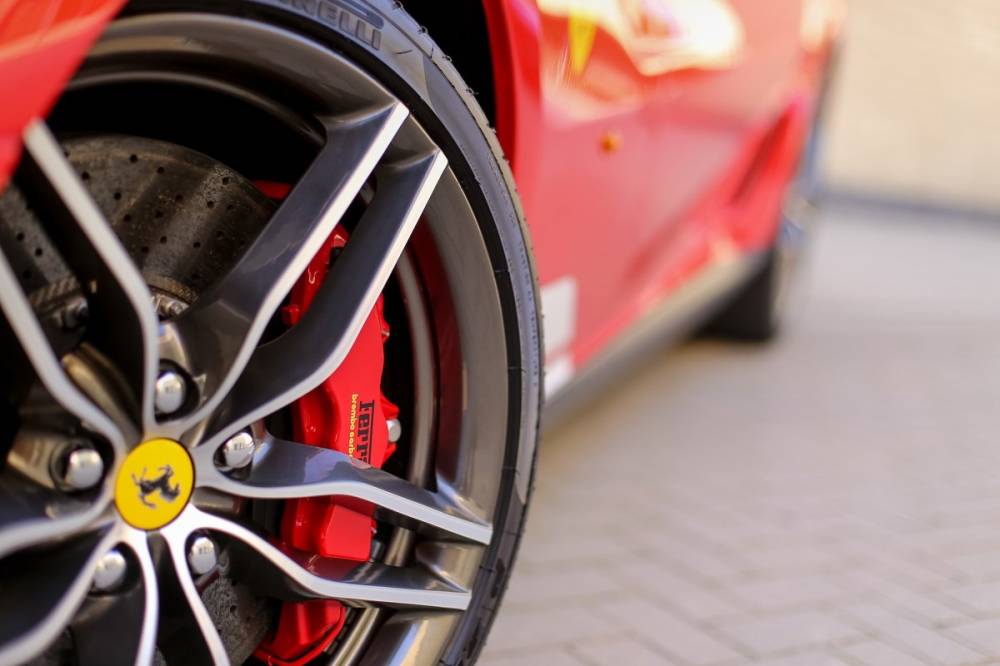 Tűzpiros Ferrarival rongált meg több autót egy ittas sofőr hétvégén Erdélyben