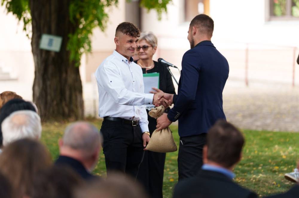 Felsőfokú tanévkezdés búzamaggal, tölgymakkal, stafétabottal és festőecsettel