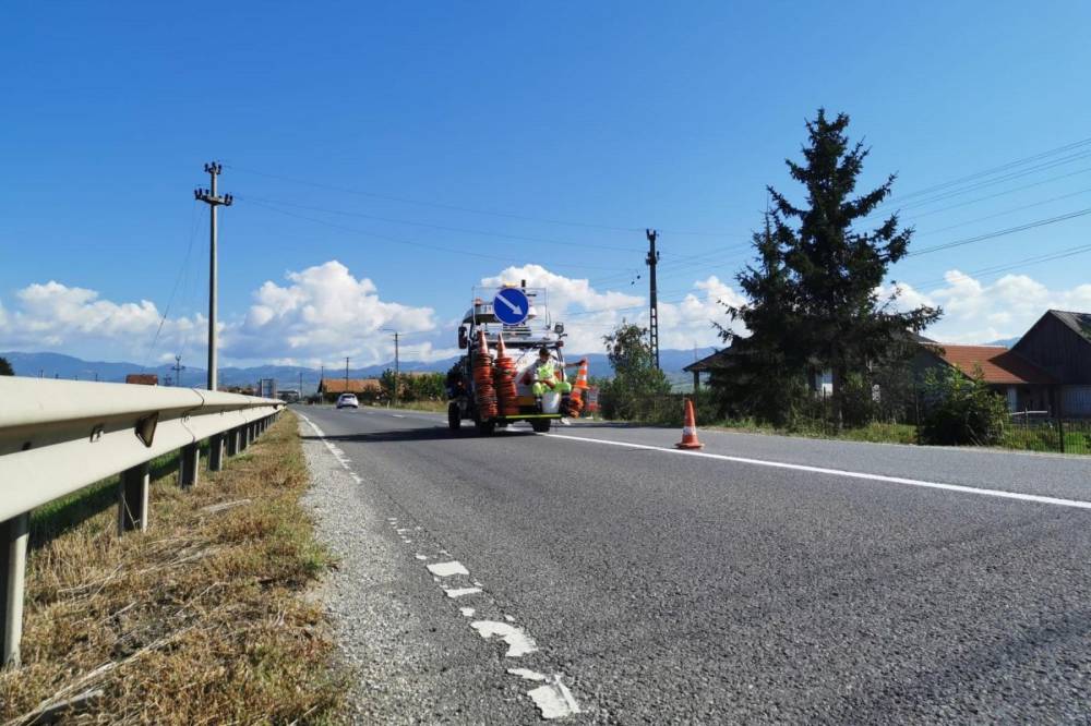 Kopott vonalak, szűkös keret: van, ahol csak a felezővonalat festik újra Hargita megyében