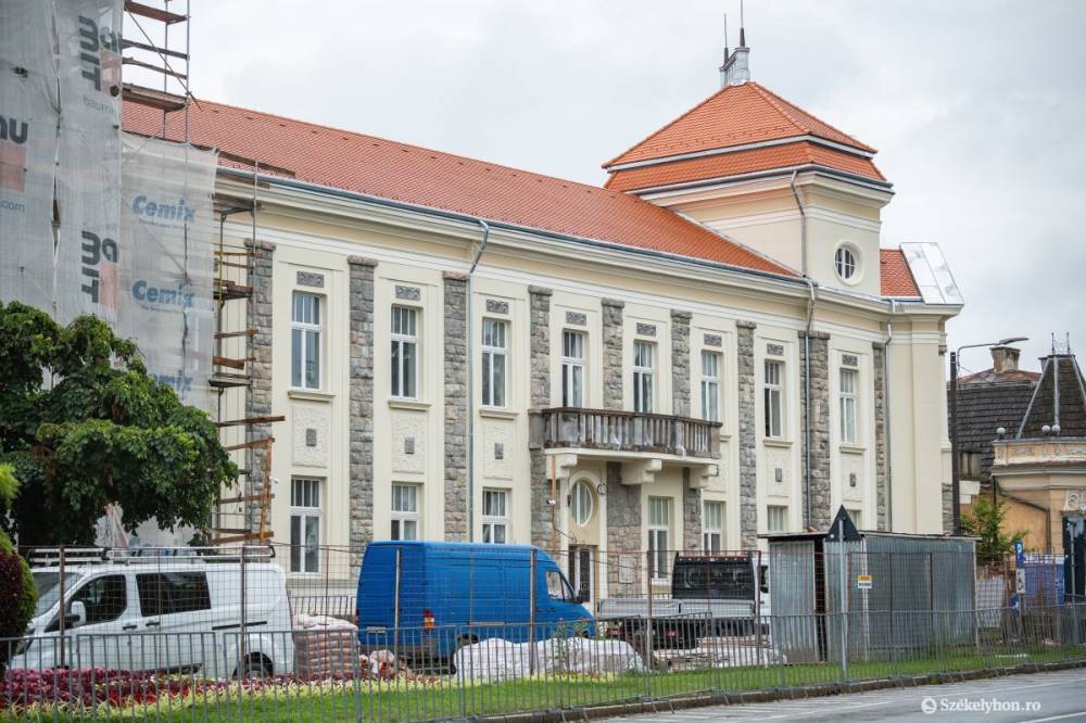 Késő ősszel költözne vissza a csíkszeredai városháza, de marad a bérlemény