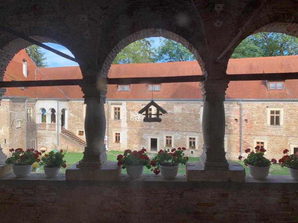 A tükörtermi mondáktól Drakulán át a Bethlenekig: erdélyi barangolás várak és kastélyok nyomában
