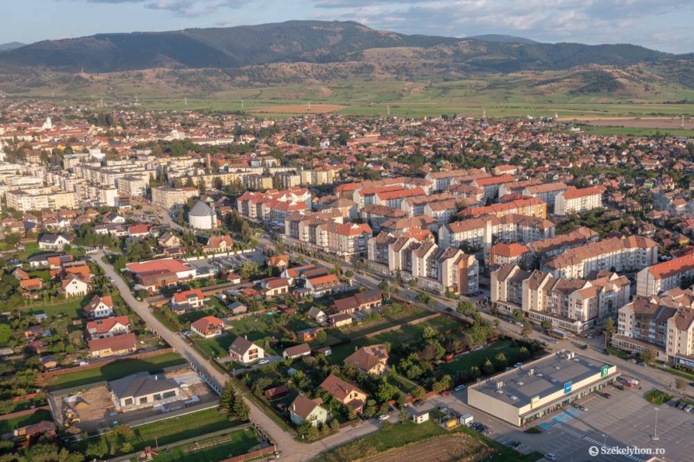 Napelemes rendszer a kórháznak, digitalizáció a városházán