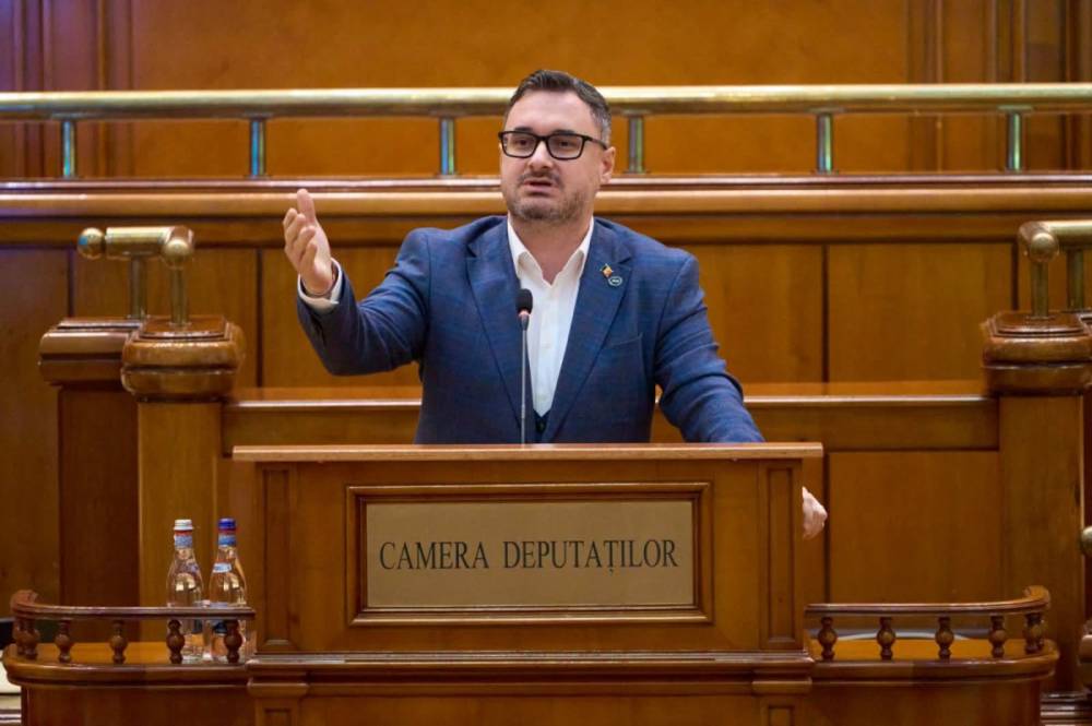 „Itt Románia van, nem Magyarország!” Az AUR honatyája magyarul is kirohant az anyanyelvhasználat bővítése ellen