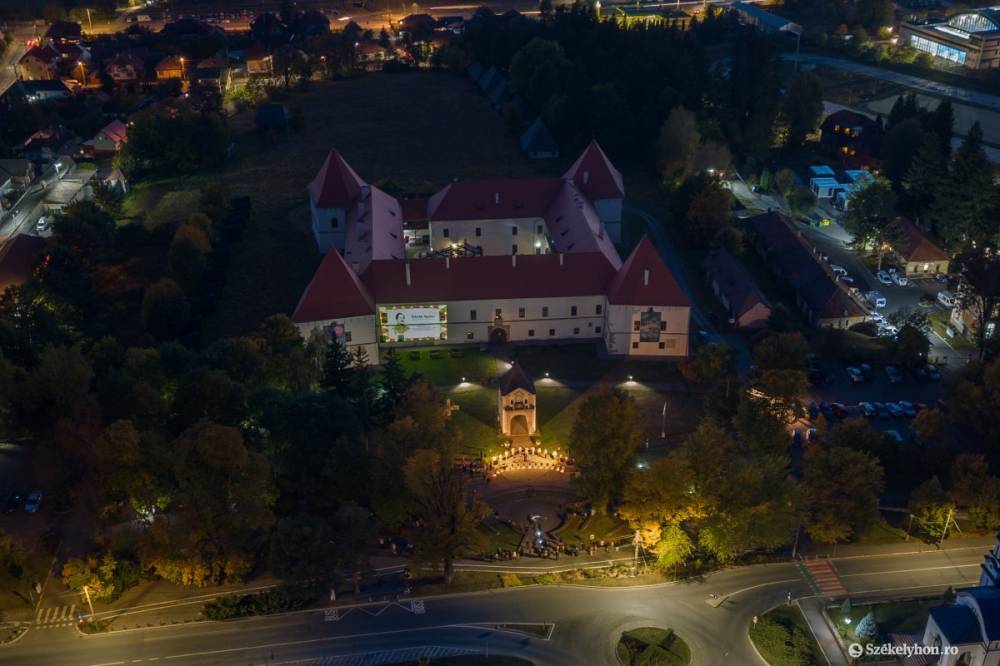 Bárki leróhatta tiszteletét az aradi vértanúk arcképcsarnoka előtt Csíkszeredában