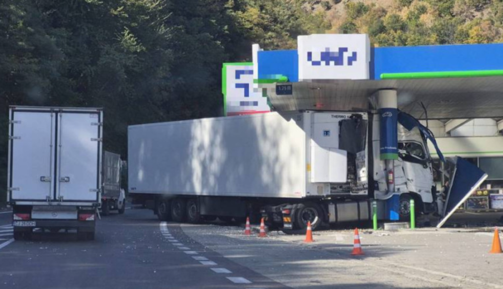 Benzinkútba csapódott egy kamion az Olt völgyében – hírmix