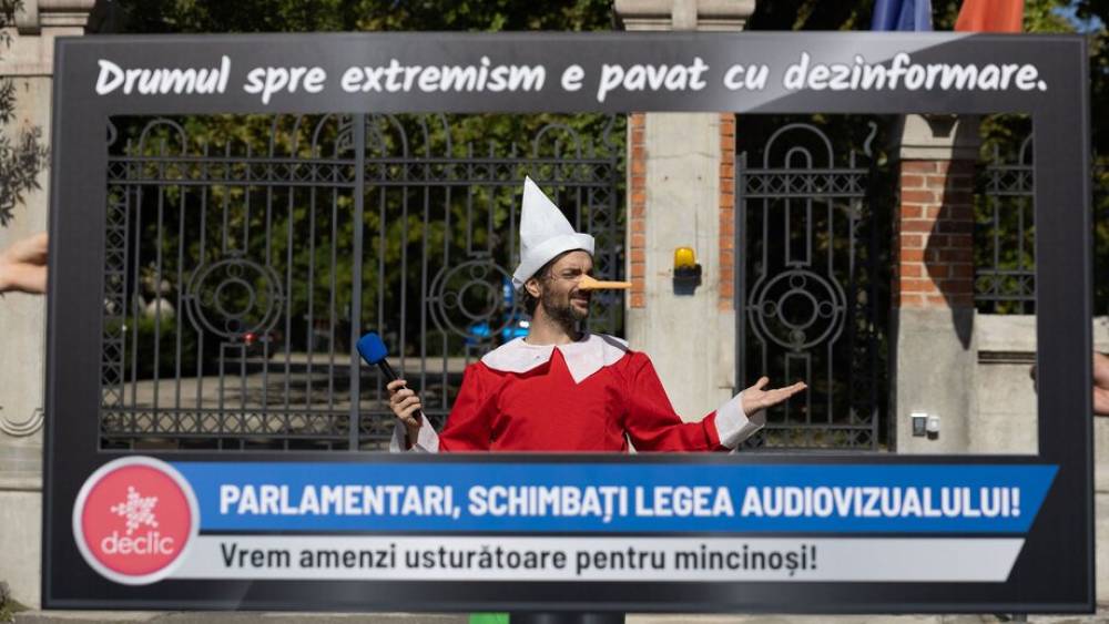 Olcsó mulatság a hazudozás? Szigorúbb bírságokat követelnek a félretájékoztató román televíziókra