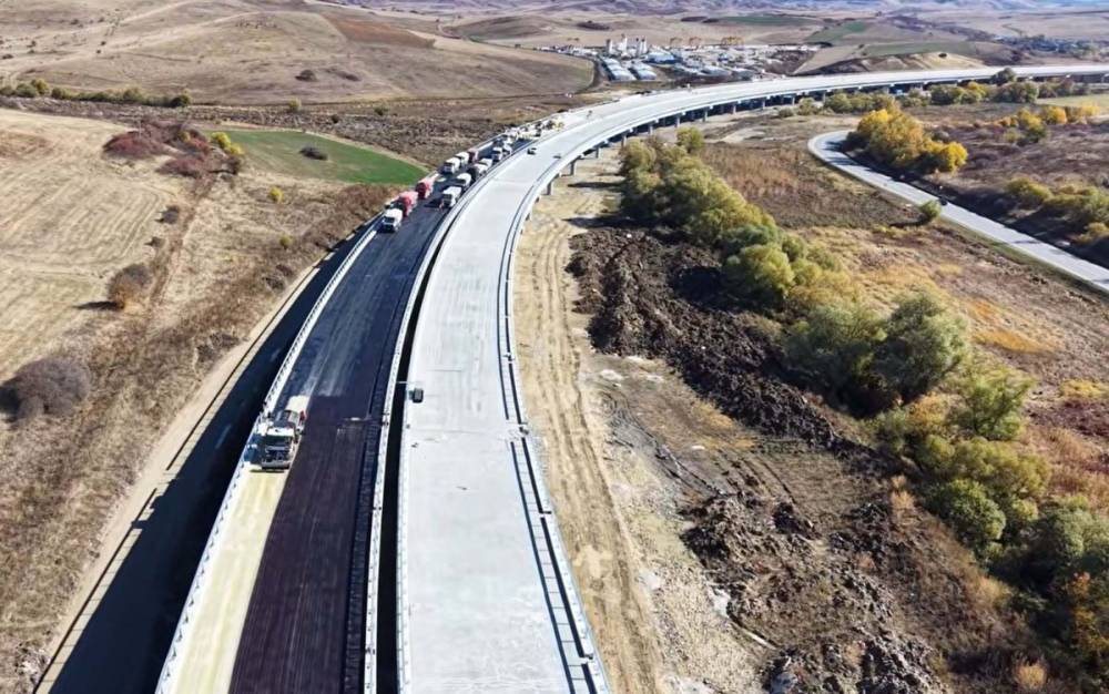 Aszfaltozzák az ország leghosszabb völgyhídját, egyre közelebb az észak-erdélyi autópálya újabb szakaszainak átadása