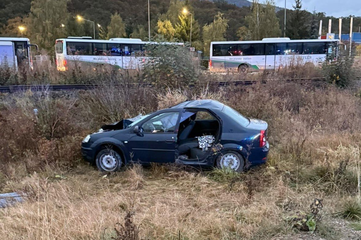 Munkába tartó tűzoltók találtak rá egy roncsba szorult, eszméletlen nőre