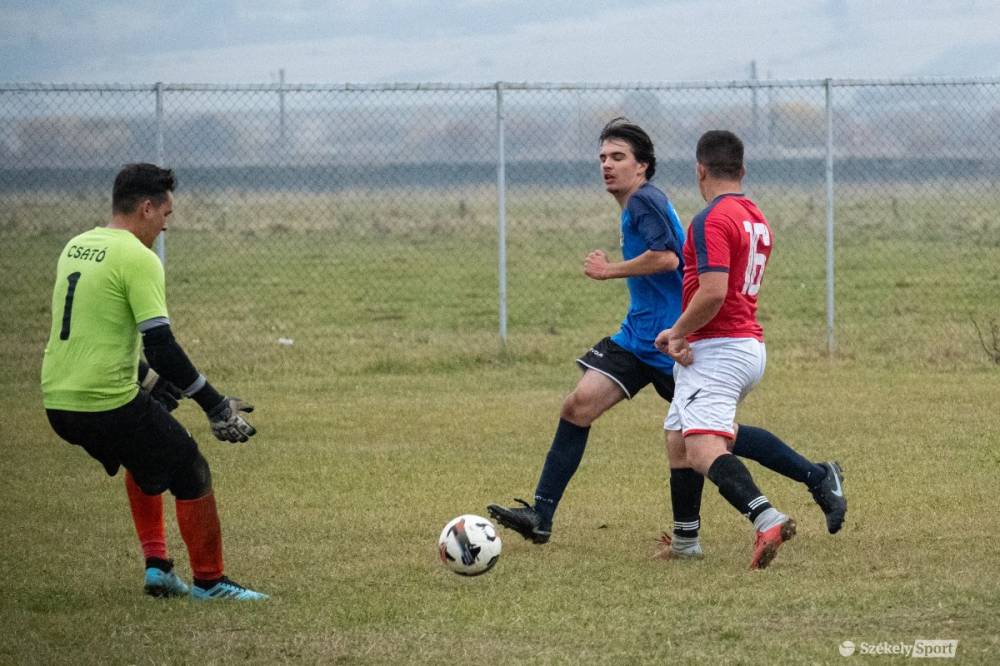 A Csík körzeti focibajnokság címvédője pontokat hullajtott, ezt kihasználta az üldözője