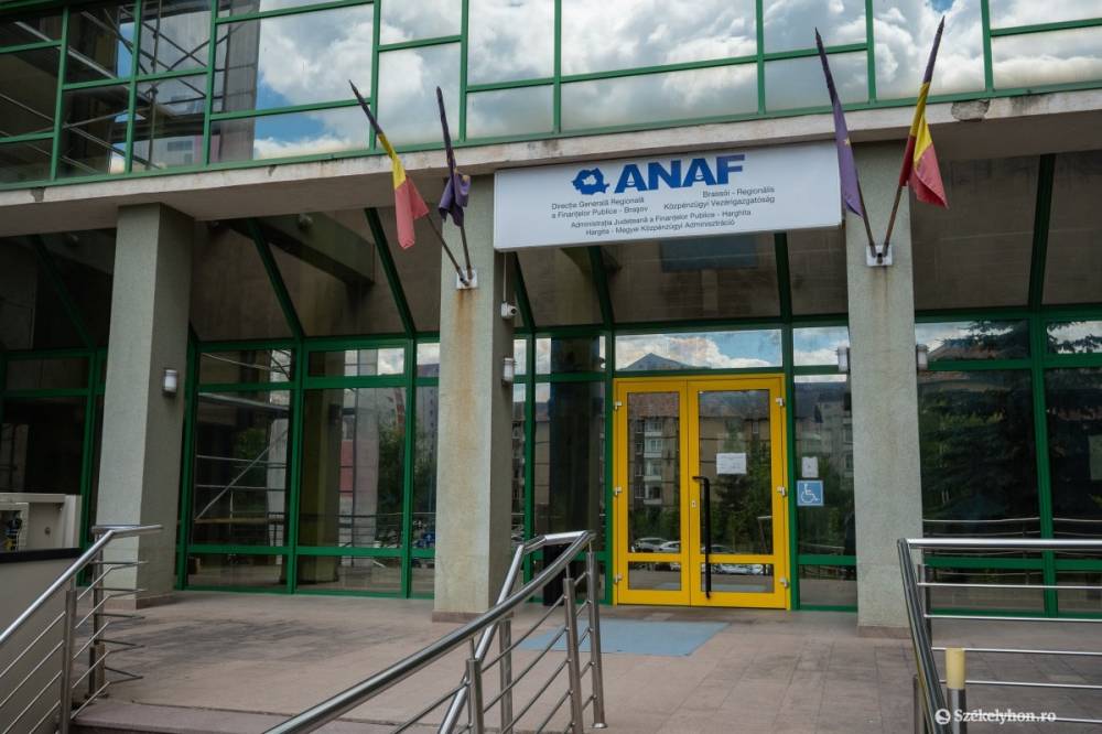 Hamis weboldalakon keresztül, az adóhatóság nevében ügyködnek a csalók