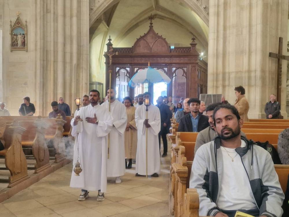 „Ha a Srí Lanka-iak ide szakadtak, kötelességünk testvérként nézni rájuk”. Több százan a Szent Mihályban