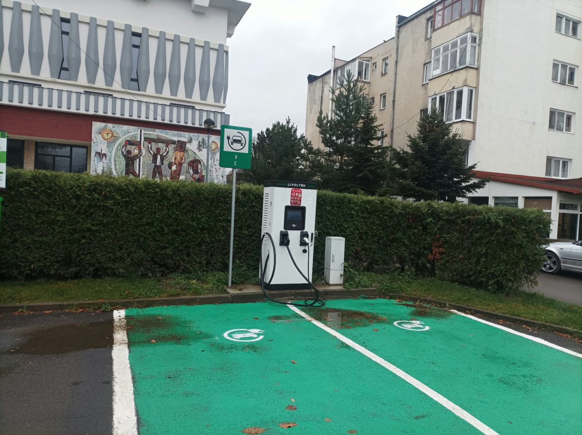 Tíz elektromosautó-töltőállomás állt üzembe Gyergyószentmiklóson